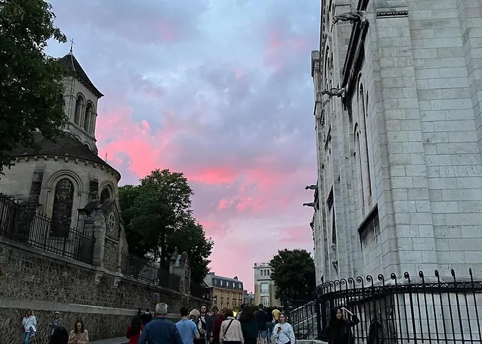 Cozy Montmartre With Views Over Rooftops パリ