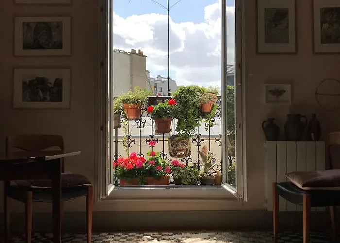 アパート Cozy Montmartre With Views Over Rooftops パリ