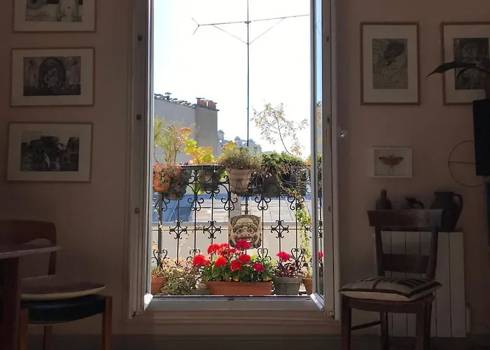 Cozy Montmartre With Views Over Rooftops アパート パリ