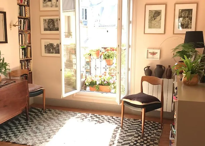 Cozy Montmartre With Views Over Rooftops