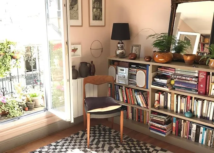 アパート Cozy Montmartre With Views Over Rooftops パリ