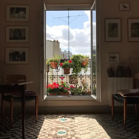 アパート Cozy Montmartre With Views Over Rooftops パリ