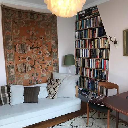 Cozy Montmartre With Views Over Rooftops アパート