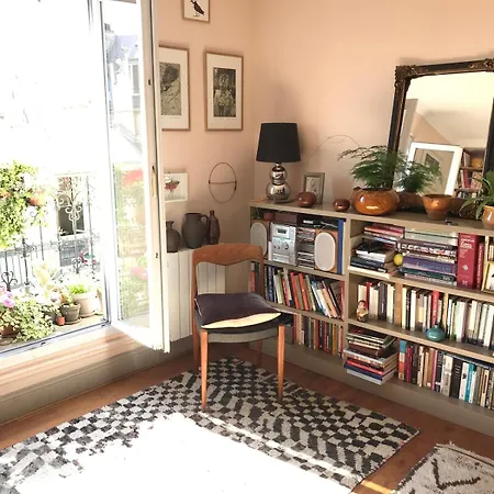アパート Cozy Montmartre With Views Over Rooftops パリ